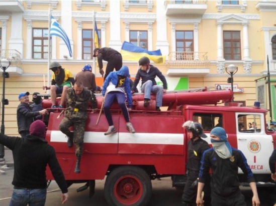 Odessa-fascists-block-firetrucks-2_0